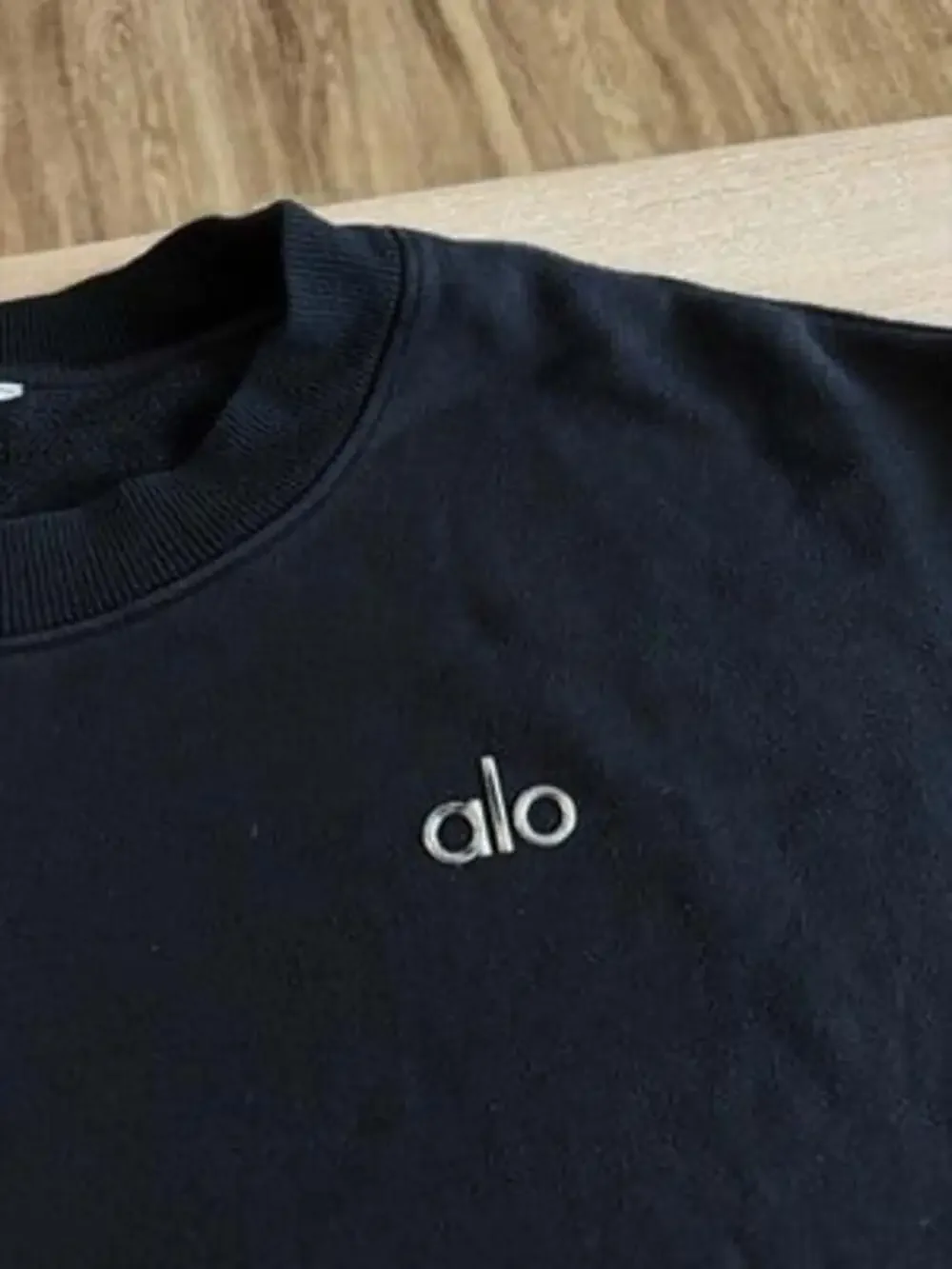 Alo Yoga Accolade Crew Neck Pullover in Black Size Small